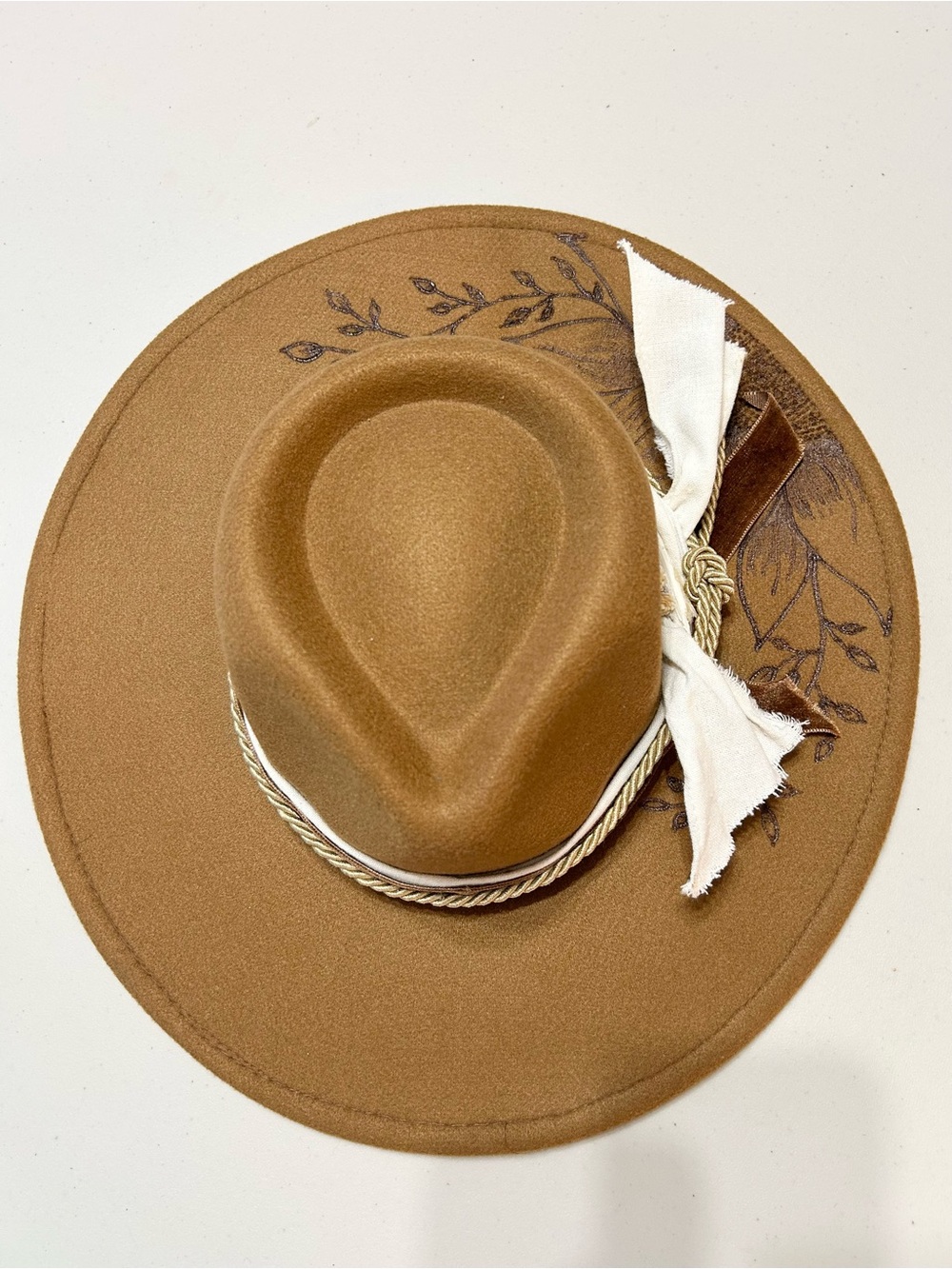 Rancher Hat Women’s Wide Brim Leaf Imprint Vegan Rope Suede Cotton Band NWOT - Picture 3 of 9